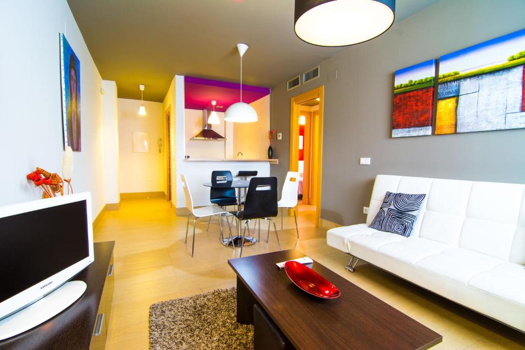 Telewizja i/lub zestaw kina domowego w obiekcie Apartamentos 16:9 Suites Almería