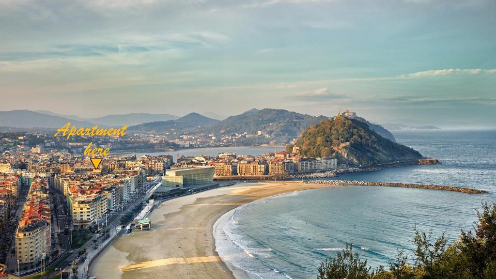 vistas a una playa con edificios y al océano en CENTRAL NEAR SEA - by SanSebastianApartments·es, en San Sebastián