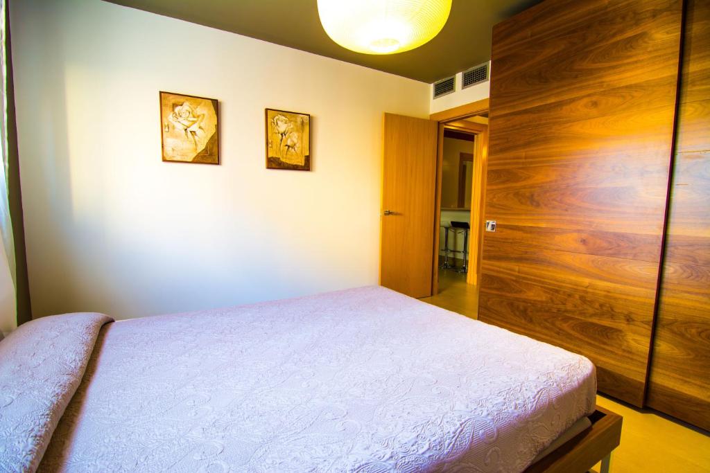 Łóżko lub łóżka w pokoju w obiekcie Apartamentos 16:9 Suites Almería