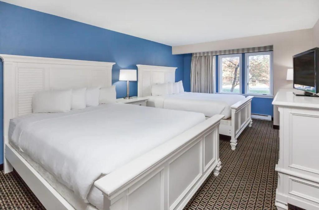 Postel nebo postele na pokoji v ubytování Travelodge by Wyndham Traverse City MI
