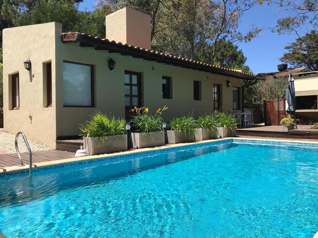 una piscina frente a una casa en La Bonita para dos, en Valeria del Mar