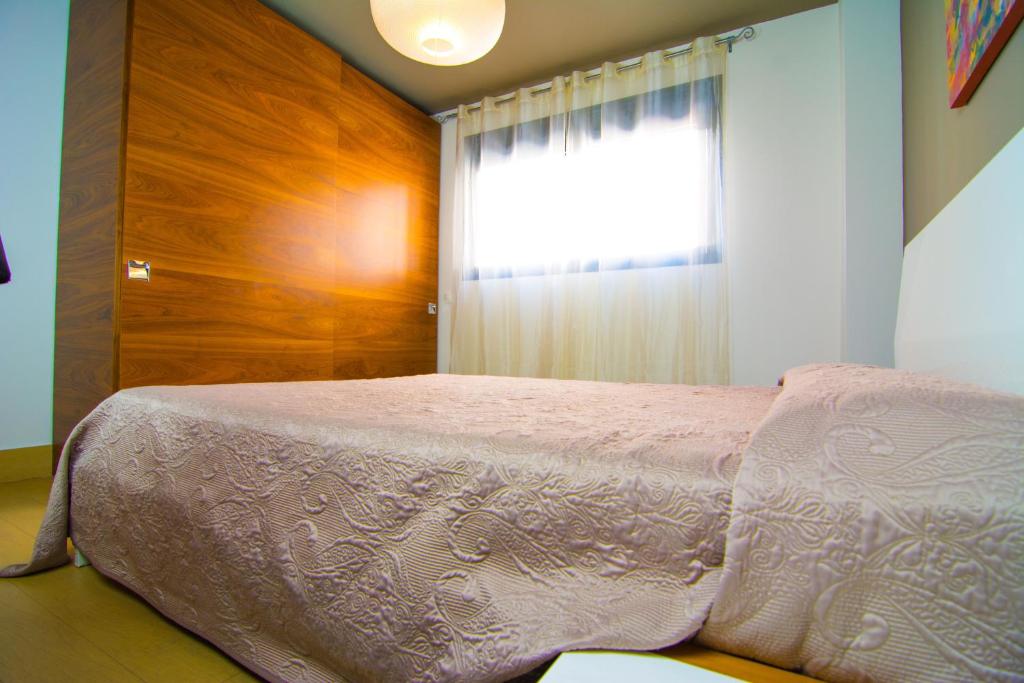 Łóżko lub łóżka w pokoju w obiekcie Apartamentos 16:9 Suites Almería
