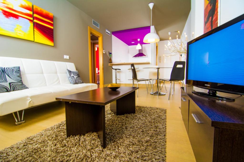 Telewizja i/lub zestaw kina domowego w obiekcie Apartamentos 16:9 Suites Almería