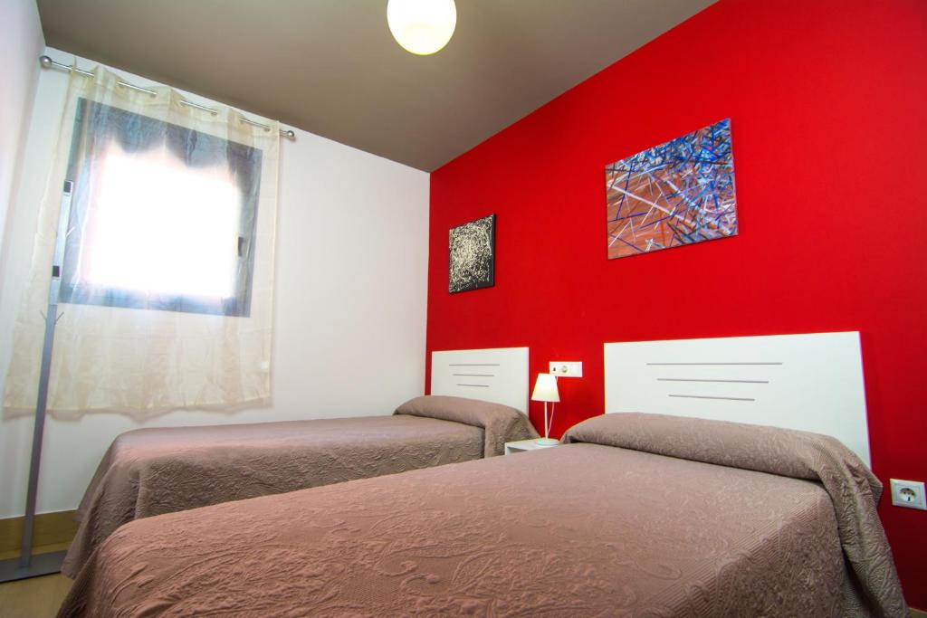 Łóżko lub łóżka w pokoju w obiekcie Apartamentos 16:9 Suites Almería