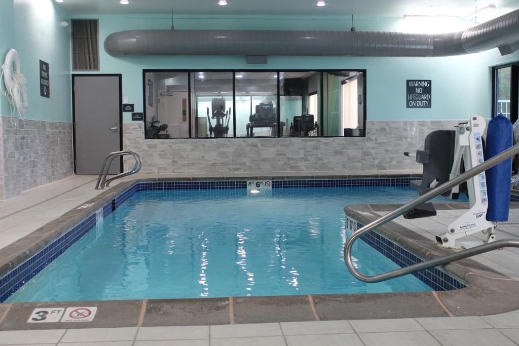 Bazén v ubytování Holiday Inn & Suites Bothell an IHG Hotel nebo v jeho okolí