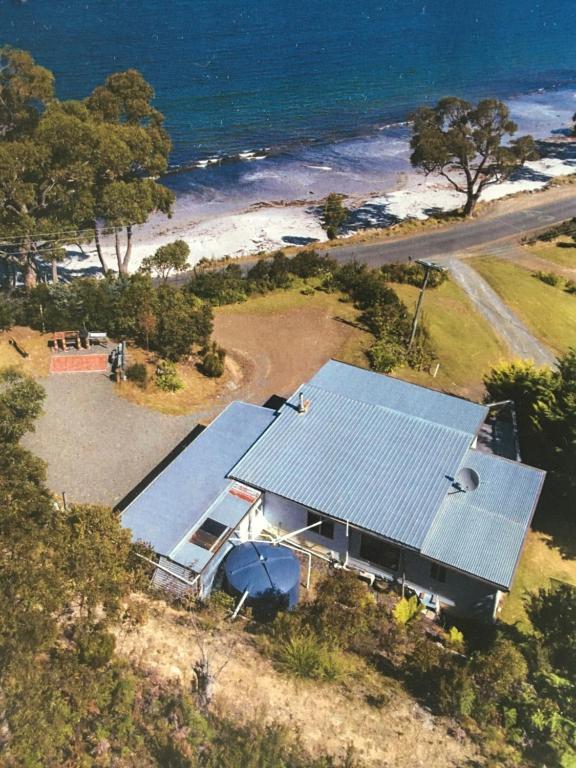 eine Luftansicht eines Hauses mit blauem Dach in der Unterkunft The Shack in Southport