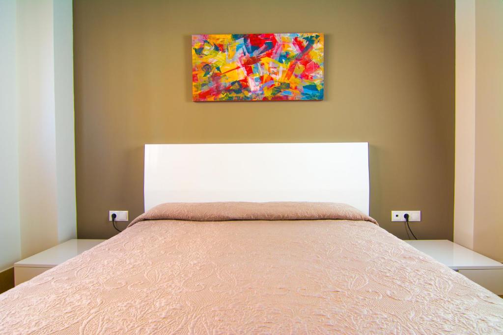 Łóżko lub łóżka w pokoju w obiekcie Apartamentos 16:9 Suites Almería