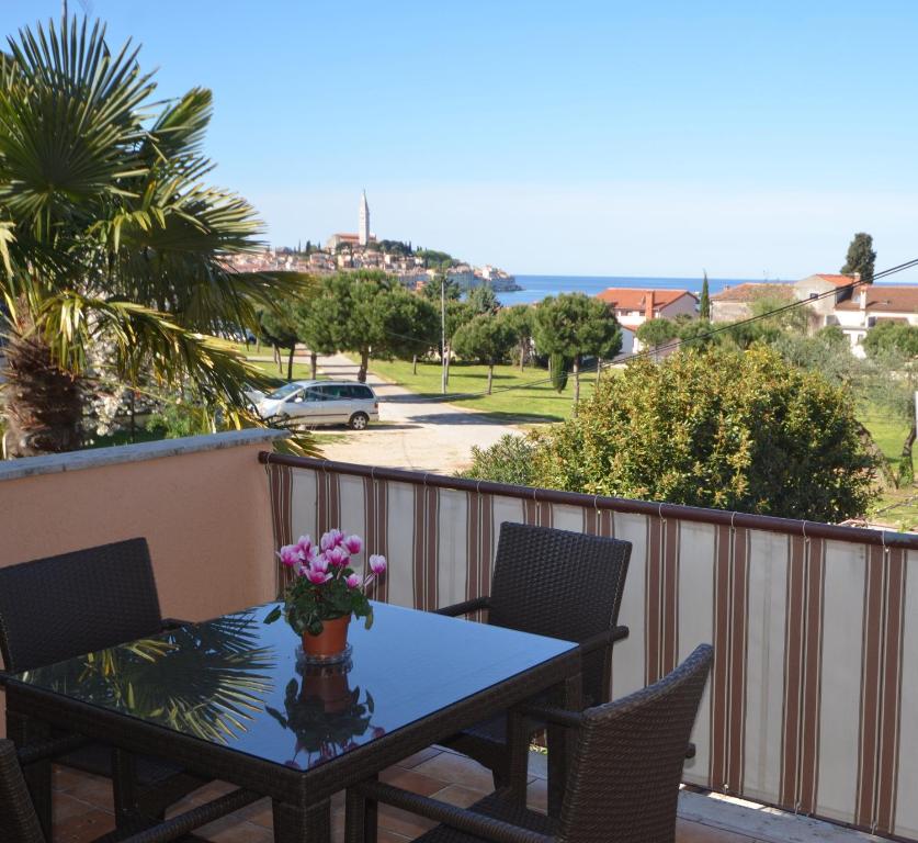 uma mesa e cadeiras numa varanda com vista em Apartments Palma em Rovinj