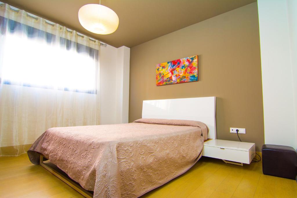 Łóżko lub łóżka w pokoju w obiekcie Apartamentos 16:9 Suites Almería