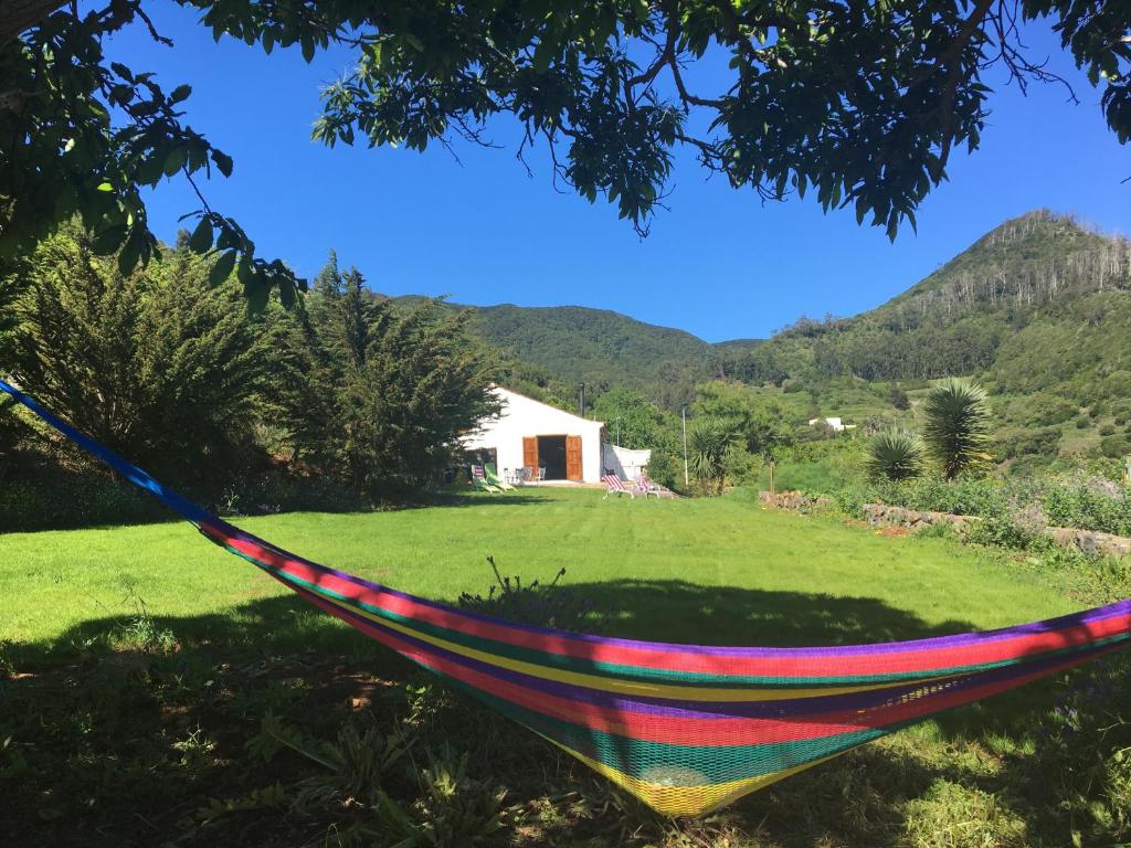 a colorful hammock hanging from a tree in a yard at Finca el Roque in Tegueste