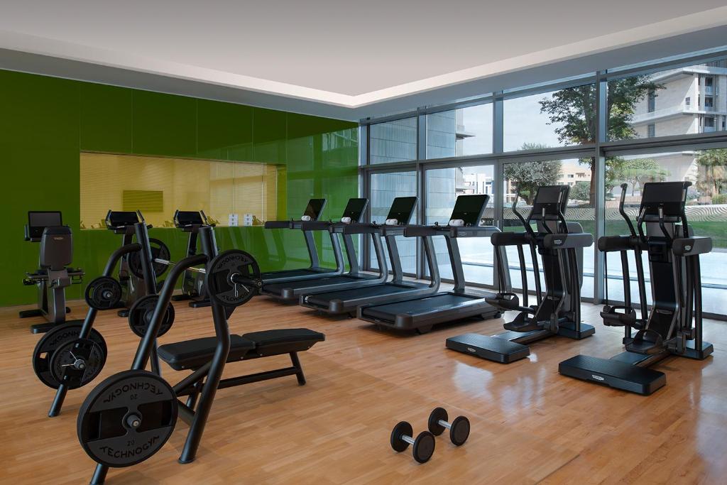 Fitnes oz. oprema za telovadbo v nastanitvi Banyan Tree Doha At La Cigale Mushaireb