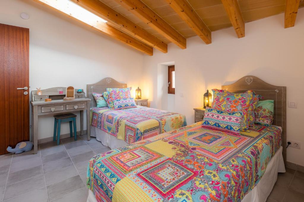 A bed or beds in a room at Casa Abeurador, con mucho encanto en el centro de Artà
