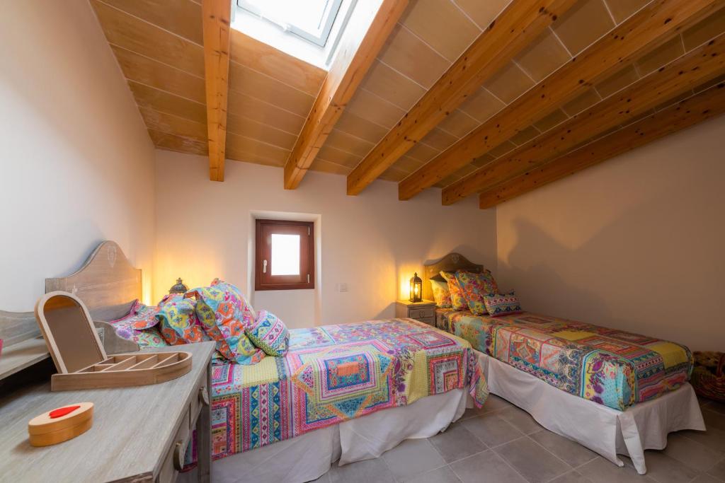 A bed or beds in a room at Casa Abeurador, con mucho encanto en el centro de Artà