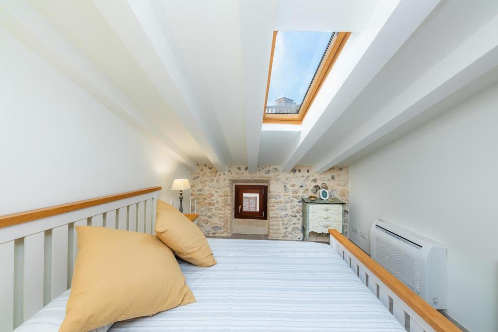 A bed or beds in a room at Casa Abeurador, con mucho encanto en el centro de Artà