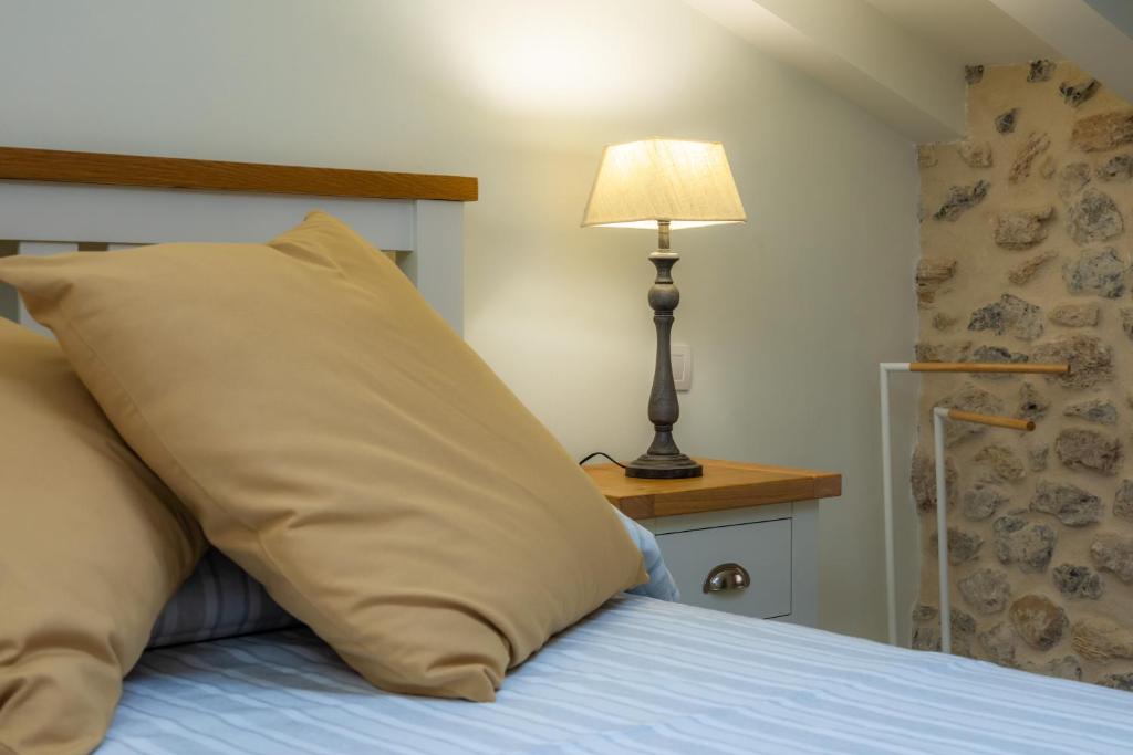 A bed or beds in a room at Casa Abeurador, con mucho encanto en el centro de Artà