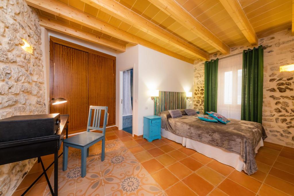A bed or beds in a room at Casa Abeurador, con mucho encanto en el centro de Artà