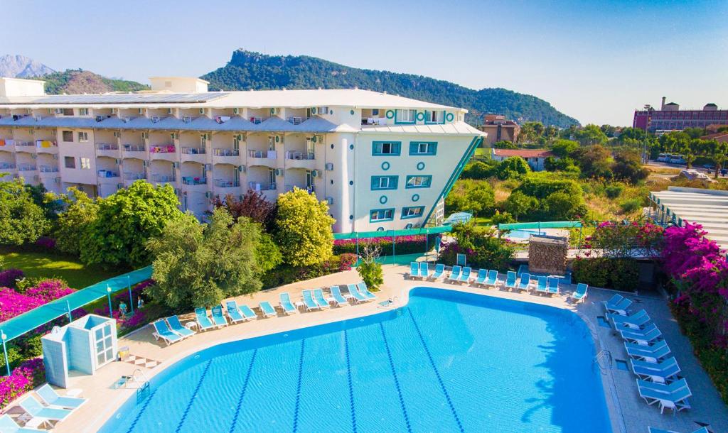 Bazén v ubytování Miarosa Kemer Beach nebo v jeho okolí