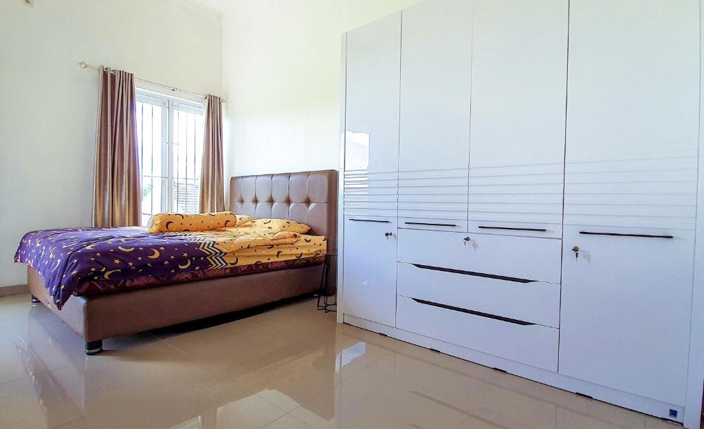 Villa Mangli Monochrome Syariah by eComerceloka - Two-Bedroom Villa