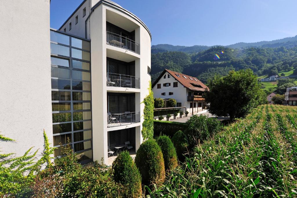 Nespecifikovaný výhled na hory nebo výhled na hory při pohledu z hotelu