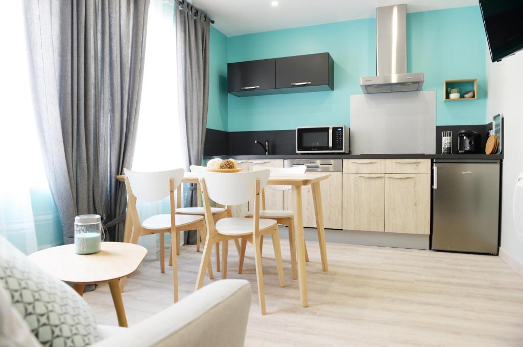 uma cozinha e sala de estar com mesa e cadeiras em O2 Horizon em Le Tréport