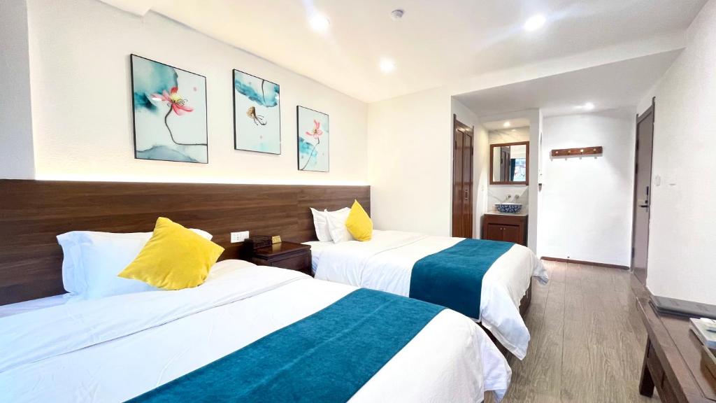 a hotel room with two beds in a room at Bian Cheng Xing Zi Inn in Fenghuang County