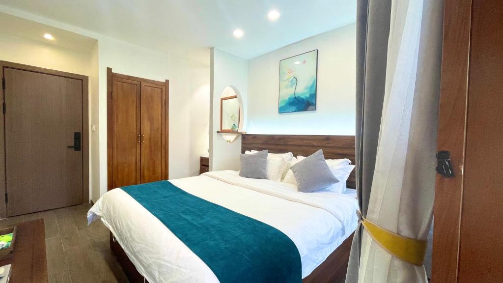 a bedroom with a large bed in a room at Bian Cheng Xing Zi Inn in Fenghuang County