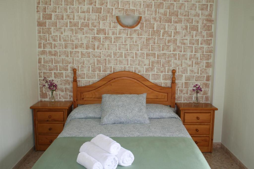 um quarto com uma cama com duas toalhas em Fonda Naval em Escalona