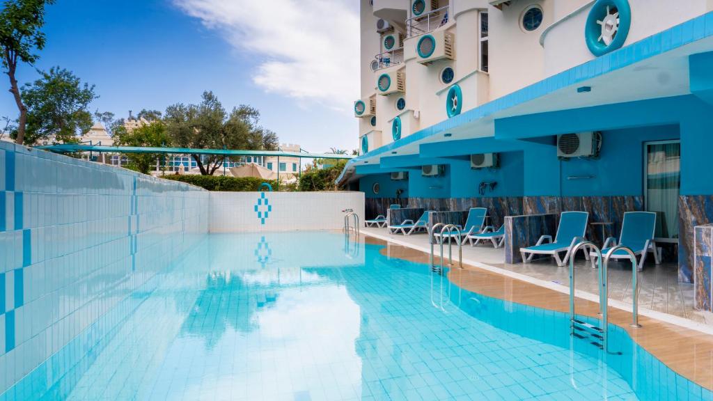 Bazén v ubytování Miarosa Kemer Beach nebo v jeho okolí