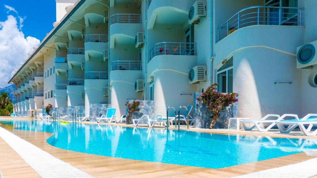 Bazén v ubytování Miarosa Kemer Beach nebo v jeho okolí