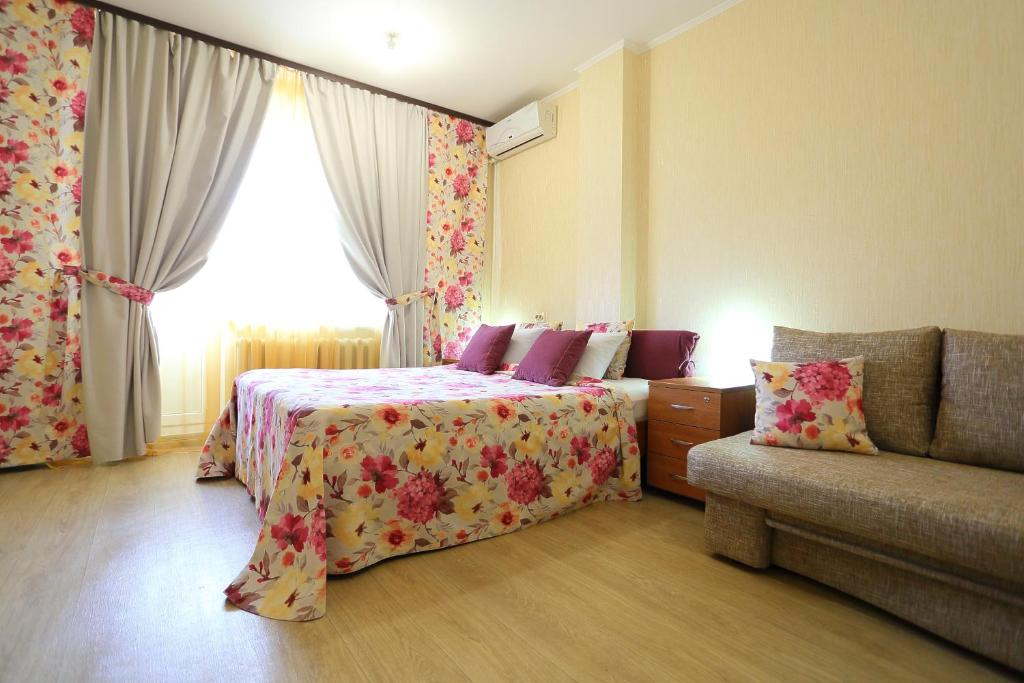 A bed or beds in a room at flat-all 61 Kropotkina двухкомнатная квартира до 9 мест рядом с ТРЦ "Галерея Чижова"