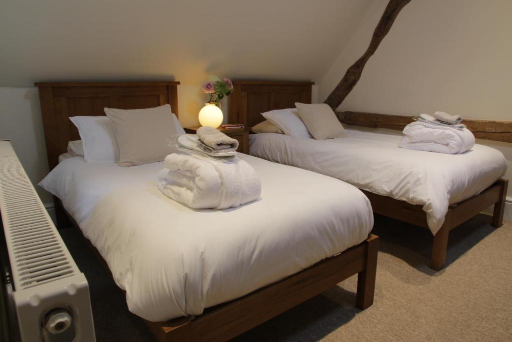 En eller flere senge i et værelse på St Antony's Cottage