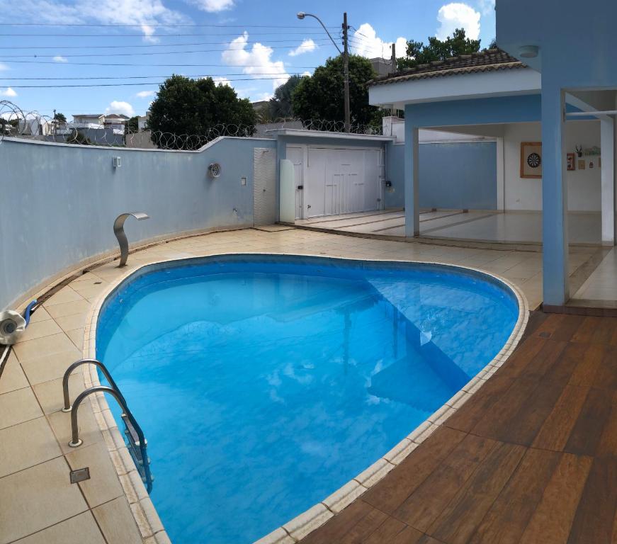  Confortável residência com piscina vista para mata
