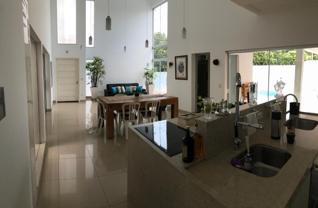  Confortável residência com piscina vista para mata