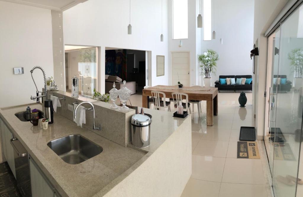 Confortável residência com piscina vista para mata