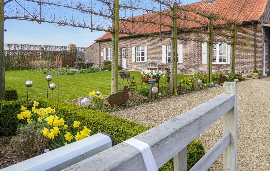 a house with a garden with flowers and a fence at Stunning Home In Kemmel With Wifi in Kemmel