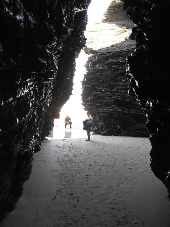 フォスにあるLugomarの二人が立つ洞窟