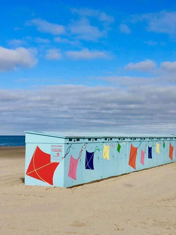 - un mur sur la plage avec un tableau dans l'établissement Type 3 entièrement rénové vue pleine mer Malo, à Malo-les-Bains
