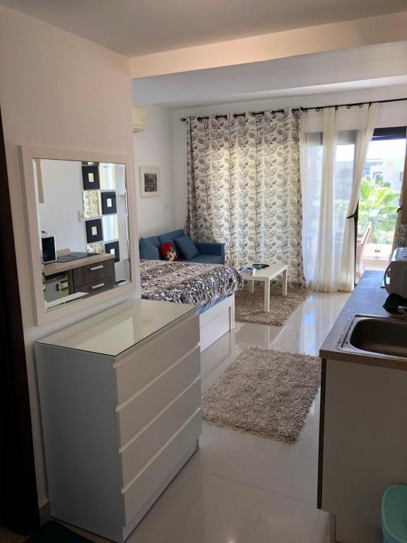 eine Küche und ein Wohnzimmer mit einem Bett und einem Waschbecken in der Unterkunft G cribs B1F2 in Hurghada