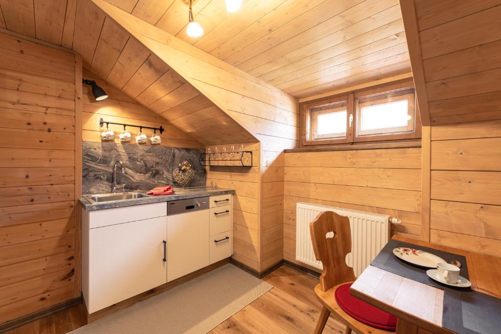 Kuchyň nebo kuchyňský kout v ubytování Biochalet Märkl