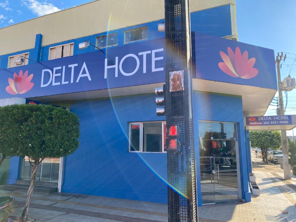 un edificio azul con un semáforo delante de él en Delta Hotel Rondonopolis, en Rondonópolis