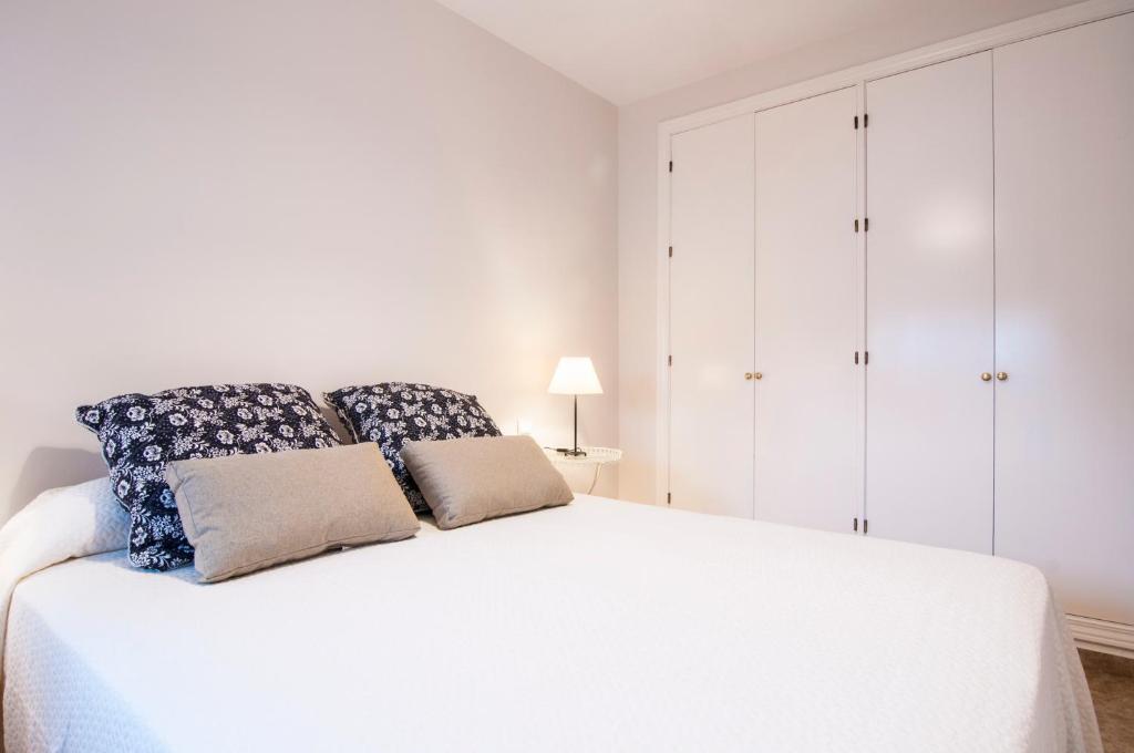 A bed or beds in a room at Sea view apartment, shared pools, Estepona, 60 m²