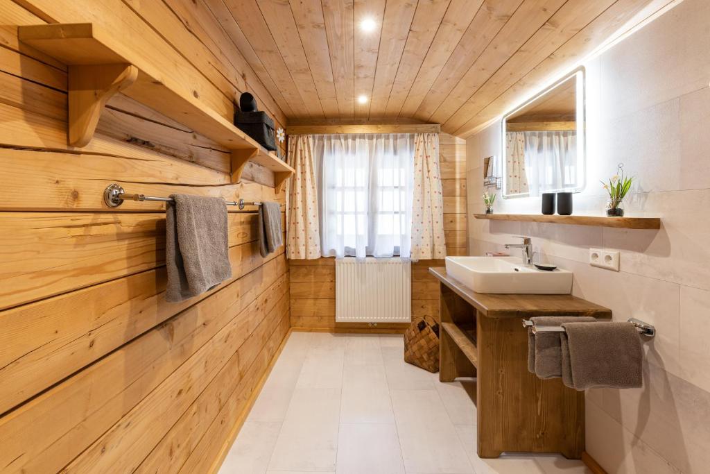 Kuchyň nebo kuchyňský kout v ubytování Biochalet Märkl