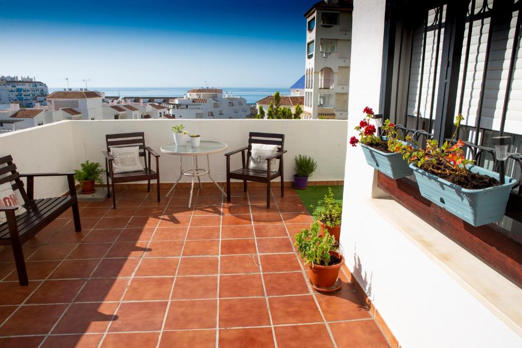 A balcony or terrace at Sea view apartment, shared pools, Estepona, 60 m²