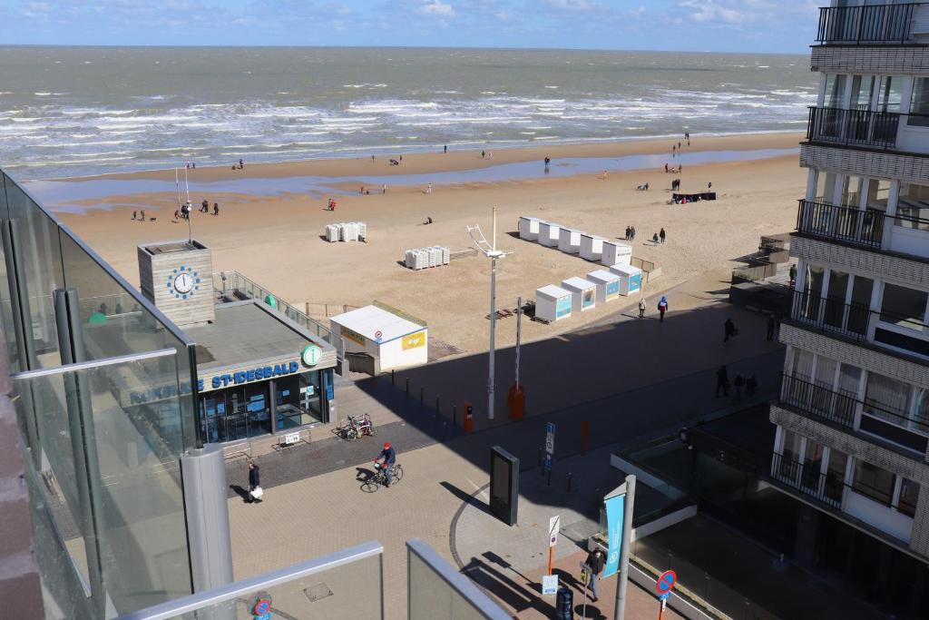a view of a beach with people on the sand at Studio Belle Vue in Koksijde