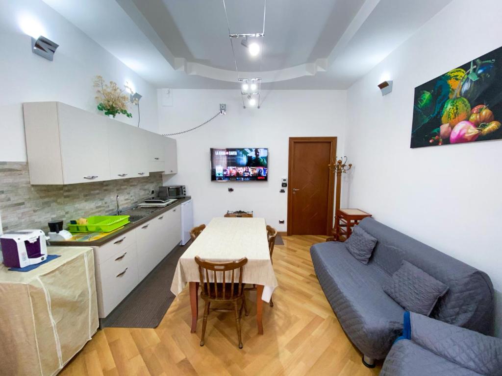 cocina y sala de estar con sofá y mesa en B&B Barone en Rionero in Vulture