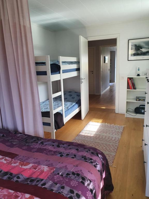 Katil dua tingkat atau katil-katil dua tingkat dalam bilik di Skärgårdsidyll på Björkö med gångavstånd till havet