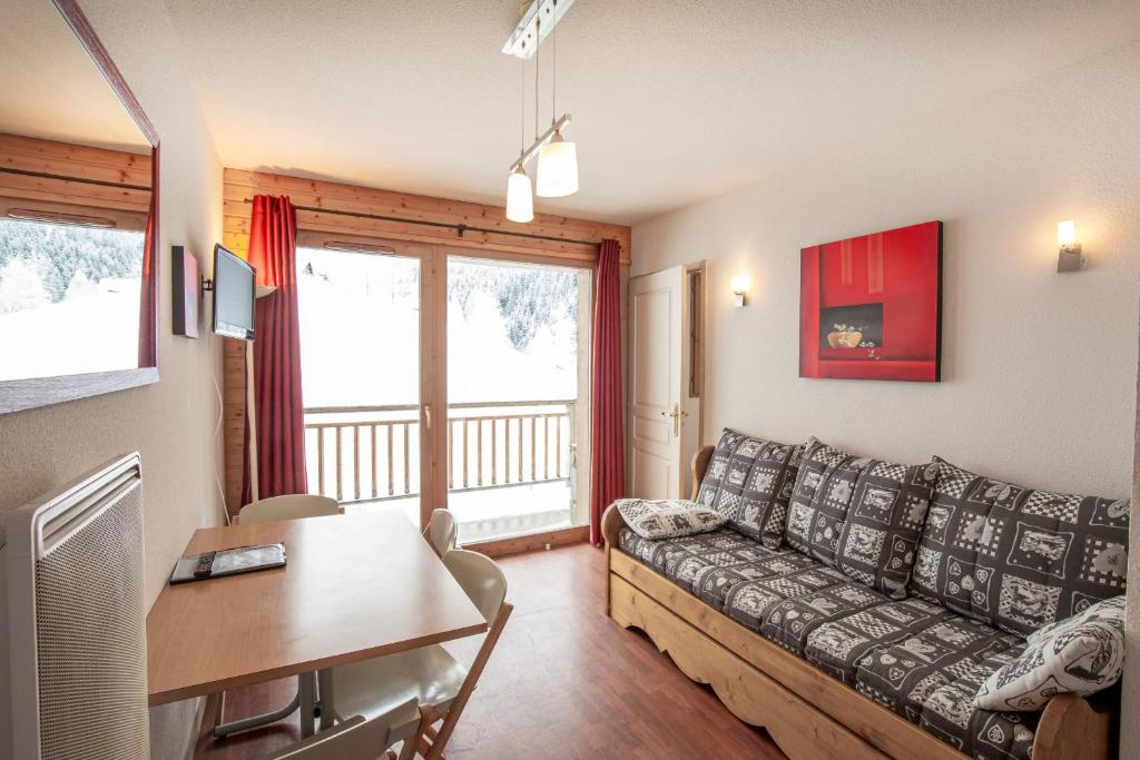 una sala de estar con un sofá y una mesa en Florence 2 103 - FAMILLE appart 4 pers Valfréjus, en Valfréjus