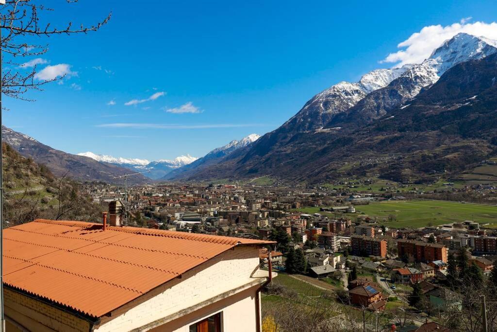 Blick auf eine Stadt mit Bergen im Hintergrund in der Unterkunft Casa Le Vignole - Aosta in Aosta