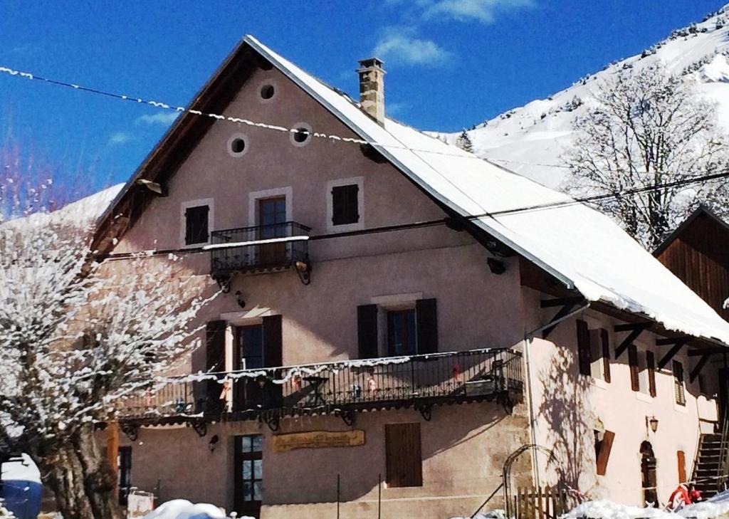 Una casa con nieve en el techo. en appartement edlweiss 5 pers dans gite"la maison d'augustin" classé 2 étoiles, la tour,73530 st jean d'arves, en Saint-Jean-dʼArves