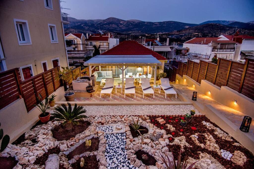 vista aerea di un edificio con giardino di Avocado villa offering peace and relaxation ad Argostoli
